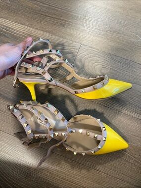 New Valentino yellow patent leather rockstud caged kitten heel sandals